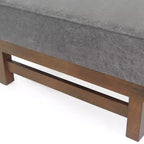 Divano moderno rivestito con pouf in legno di caucciù