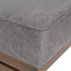 Divano moderno rivestito con pouf in legno di caucciù